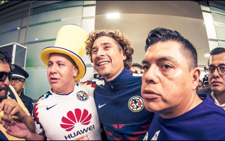 Miles de aficionados se dieron cita para recibir al arquero. TWITTER / @ClubAmerica