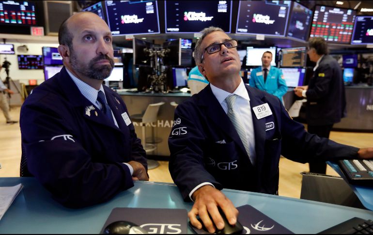 Al cerrar operaciones, el promedio industrial Dow Jones subió 382 puntos, 1.5%, para concluir en 26 mil 279 unidades. AP/R. Drew