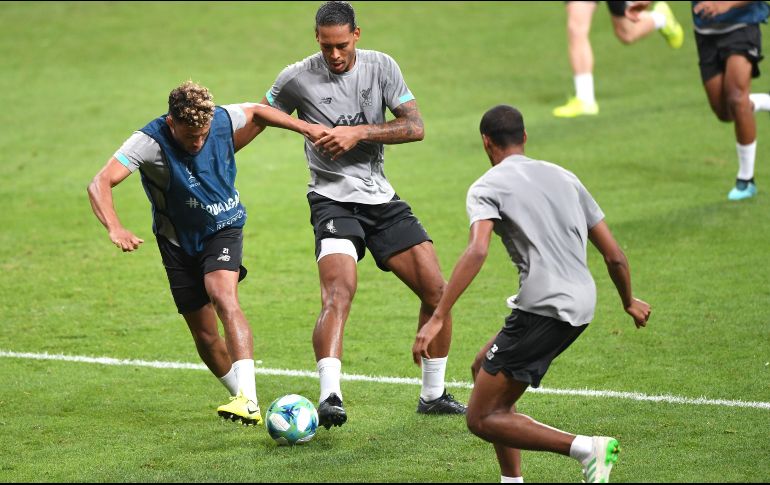 Jugadores del Liverpool entrenan previo al encuentro ante Chelsea, a disputarse este miércoles. AFP/O. Kose