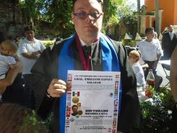 Le fue otorgada la máxima distinción como Director Honorífico, reconocimiento que le entregó Laura Zapata Salazar, familiar del general Zapata. CORTESÍA / C. de Saro Puebla