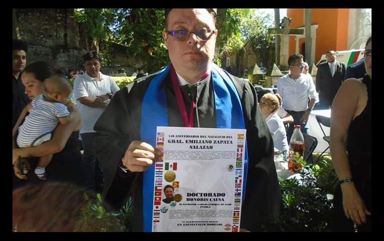 Le fue otorgada la máxima distinción como Director Honorífico, reconocimiento que le entregó Laura Zapata Salazar, familiar del general Zapata. CORTESÍA / C. de Saro Puebla