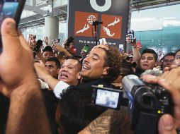 Tras su estancia en Europa, el guardameta tapatío, Guillermo Ochoa, fue recibido por cientos de aficionados en la Ciudad de México. EL UNIVERSAL