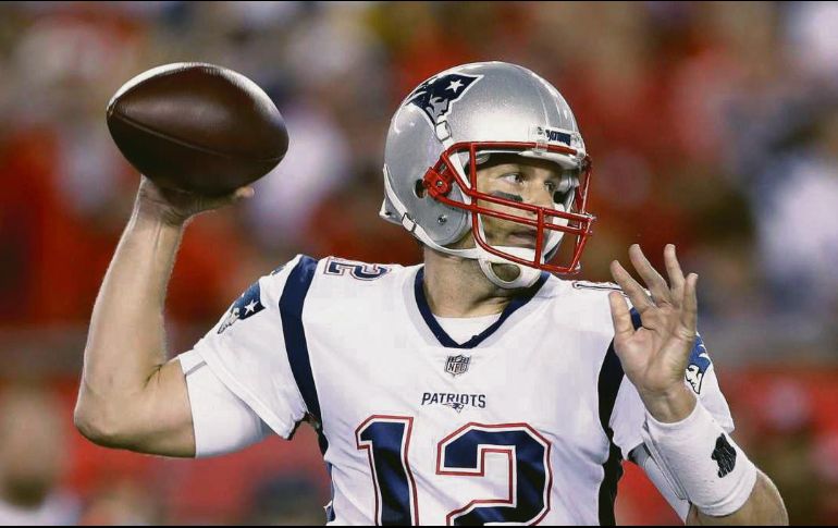 Tom Brady aceptó dejar atrás su Ridell VSR4, el modelo de casco que utiliza de manera habitual. AP