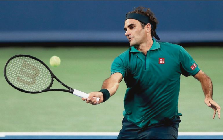Roger Federer regresa una bola a Juan Ignacio Lóndero, a quien venció en sets corridos. AFP