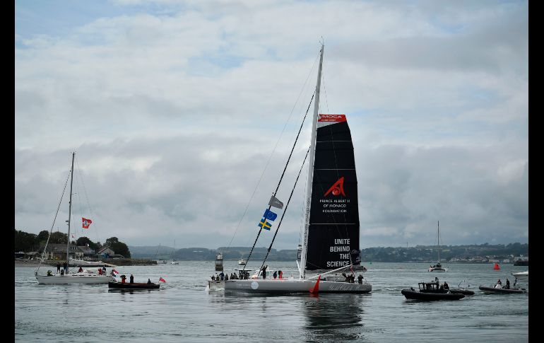 La embarcación está dotada de paneles solares y turbinas subacuáticas que permiten utilizar electricidad a bordo sin emitir dióxido de carbono.AFP/B. Stansall