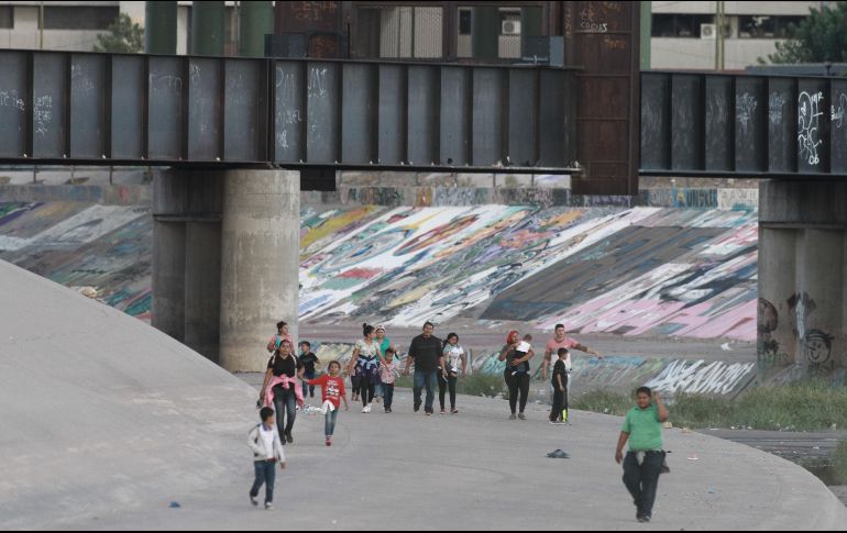 Migrantes cruzan el Río Bravo de forma ilegal, en Ciudad Juárez, para entregarse a las autoridades de EU. SUN