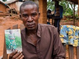 Abdula Libenge con una fotografía de su hija desaparecida. BENOIT DE FREINE