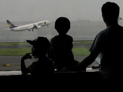 El servicio del tren bala entre Osaka y Kokura fue cancelado el jueves, así como cientos de vuelos nacionales, lo que alteró los planes de los viajeros. EFE/K. Mayama