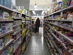 La eliminación del impuesto busca paliar los efectos de la inestabilidad desatada en Argentina tras las primarias del domingo. AFP/J. Mabromata