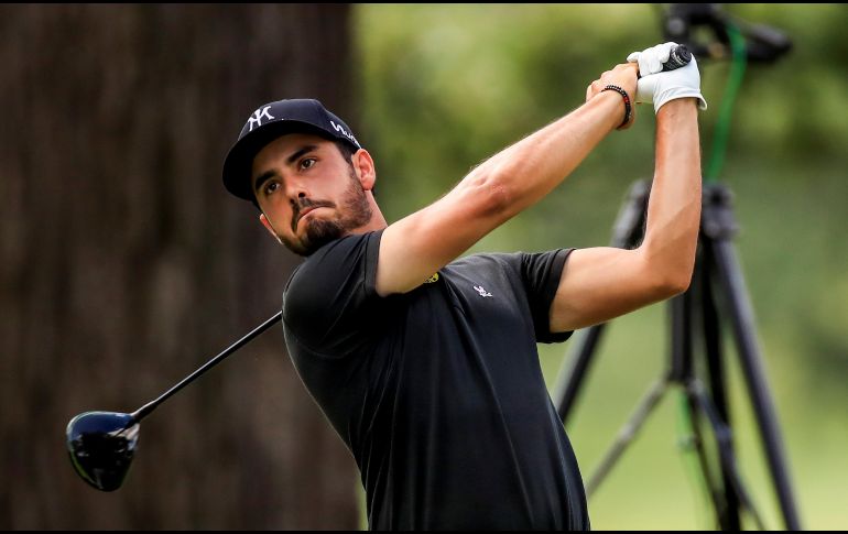 Abraham Ancer realiza uno de sus tiros en el hoyo cuatro, durante la primera ronda disputada ayer. EFE/T. Mauri