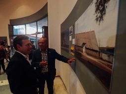 Iván Mendo (a la derecha) en la inauguración de su exposición es acompañado por Pablo Lemus, presidente municipal de Zapopan. EL INFORMADOR/G. Gallo