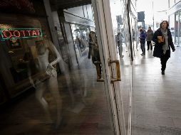 Una persona circula este viernes por un centro comercial cuyas tiendas permanecen cerradas debido a la crisis económica, en Buenos Aires. EFE/J. Roncoroni