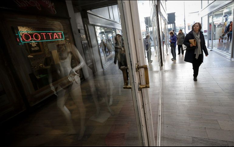 Una persona circula este viernes por un centro comercial cuyas tiendas permanecen cerradas debido a la crisis económica, en Buenos Aires. EFE/J. Roncoroni