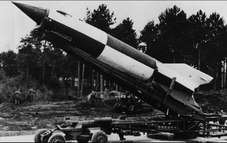 Muchos científicos alemanes que ayudaron a la NASA a enviar al hombre a la Luna habían trabajado previamente en el desarrollo de cohetes V-2 para los nazis. GETTY IMAGES