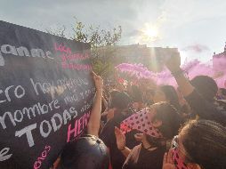 Las manifestantes arrojaron brillantina al aire. EL INFORMADOR / P. López