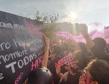 Las manifestantes arrojaron brillantina al aire. EL INFORMADOR / P. López