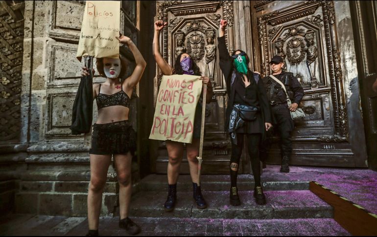 Las inconformes, ayer afuera de Palacio de Gobierno. EL INFORMADOR / F. Atilano