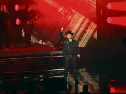 De negro, Julión prometió más de dos horas de música a sus seguidores. EL INFORMADOR / E. Barrera