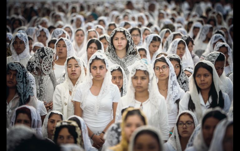 El velo, como en muchas culturas religiosas, constituye uno de los requisitos para las mujeres en actos de devoción. EL INFORMADOR / F. Atilano