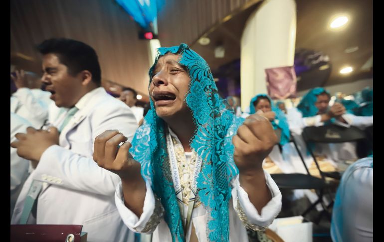 El llanto es común en medio de las muestras de cariño hacia su líder. EL INFORMADOR / F. Atilano