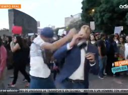 Los hechos ocurrieron frente a la estación del Metrobús Insurgentes, mientras el conductor realizaba una transmisión en vivo. TWITTER / @adn40
