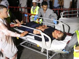 Personal sanitario traslada a uno de los heridos en el ataque terrorista. EFE/J. Jalali