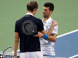 Medvedev y Djokovic se desean suerte poco antes de iniciar el encuentro. AFP/R. Carr
