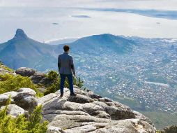 Ciudad del Cabo. Caesar Ferreira en la cima que da esta impresionante vista sudafricana. CORTESÍA / C. Ferreira