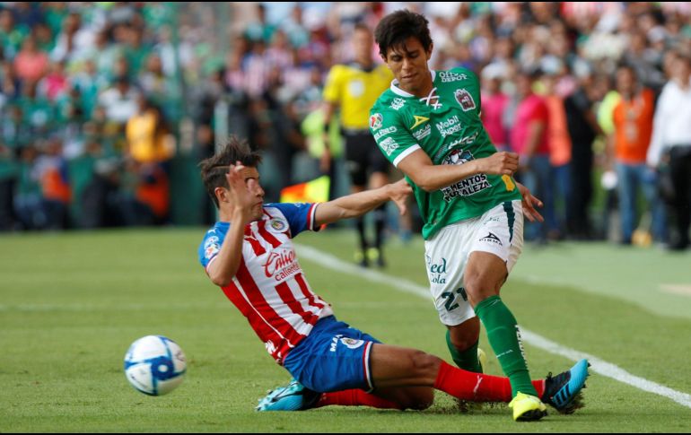José Macías (d), del León, pelea por el balón con Alejandro Zendejas (i), de Chivas, durante el encuentro. EFE/G. Becerra