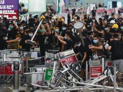 Una barricada en el Aeropuerto de Hong Kong. AFP