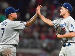 Julio Urías (izquierda) fue sancionado por violencia doméstica. AFP