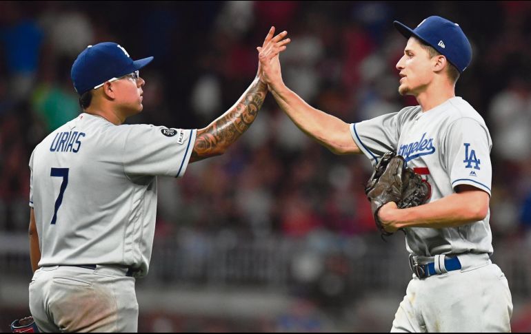 Julio Urías (izquierda) fue sancionado por violencia doméstica. AFP