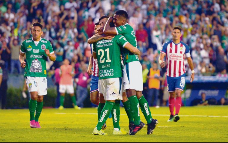 José Juan Macías (#21) marcó dos tantos frente a su ex equipo, ambos de penal. Chivas sufre su segunda derrota del torneo. IMAGO7