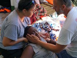 Personal de emergencias atiende este domingo a una de los 107 migrantes a bordo del 