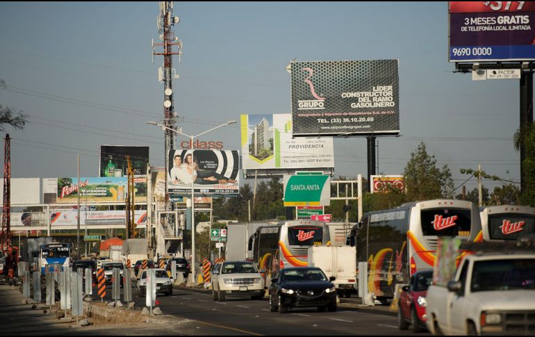 Para el retiro de anuncios el ayuntamiento contrata una grúa y plataformas para trasladarlos. EL INFORMADOR / ARCHIVO