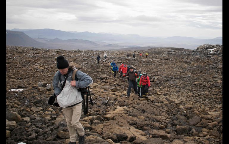 Un grupo de personas se dirigen al glaciar para el evento. AFP/J. Richar