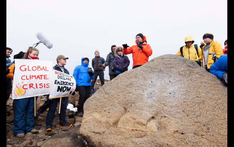 El escritor Andri Snaer Magnason (c) dio un discurso antes de la instalación de la placa. EFE/EPA