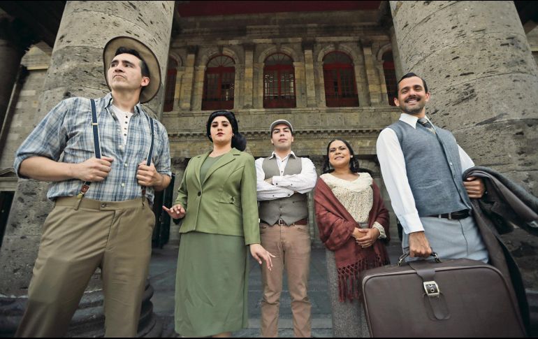 Elenco de “El agave rojo” posa para esta casa editorial desde la fachada del Teatro Degollado. EL INFORMADOR / F. Atilano