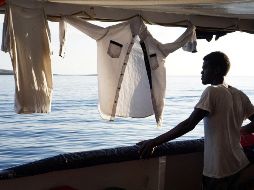Un migrante mira desde la cubierta de el buque 