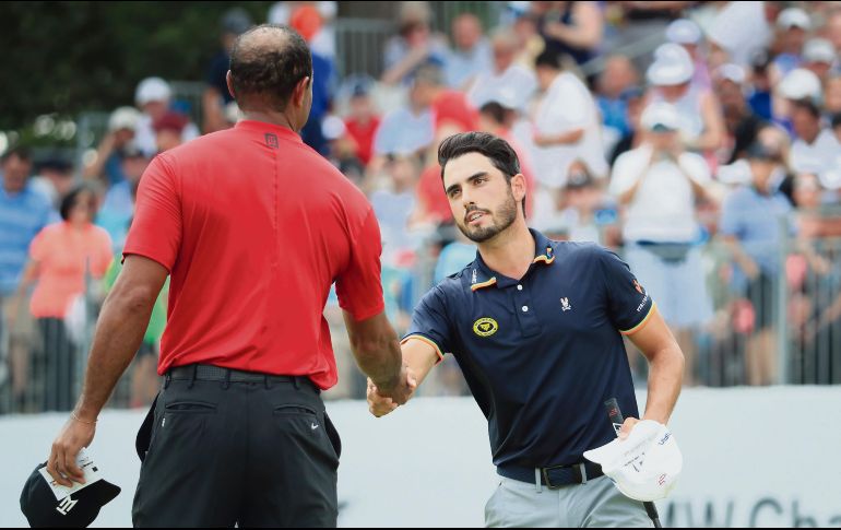 Abraham Ancer (der.) cerró su participación en el BMW jugando con Tiger Woods. AFP / A. Redington