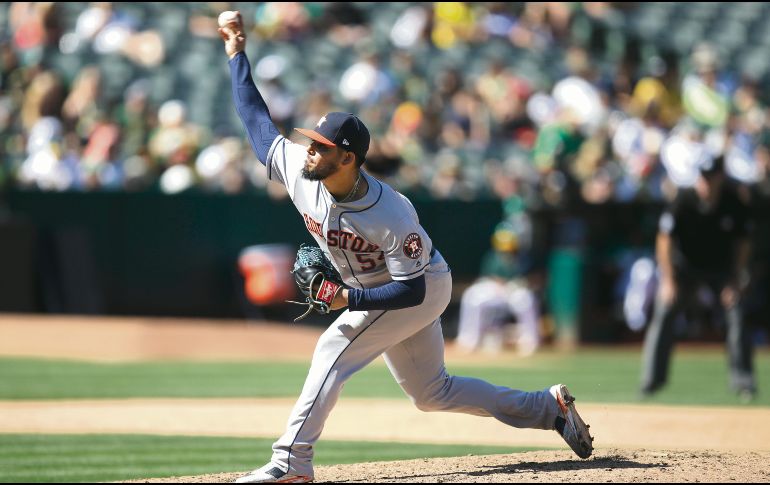 Roberto Osuna preservó el triunfo para los Astros ayer en Oakland, en encuentro en el que el abridor de los texanos, Zack Greinke, llegó a 200 triunfos en las Mayores. AP / B. Margot