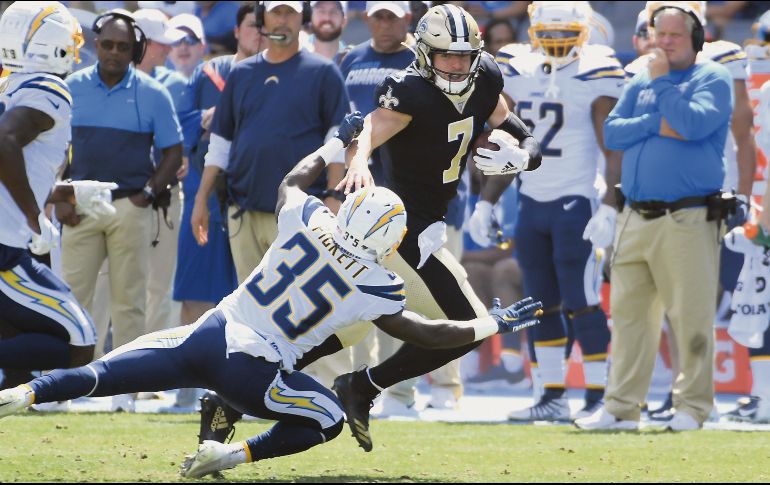 Hill (#7) encabezó tres series ofensivas anotadoras en la segunda mitad para que Nueva Orleáns se impusiera a Los Ángeles. AFP / K. Djansezian