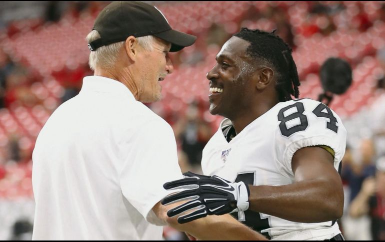 Mike Mayock (izq.) le pidió mayor compromiso a Antonio Brown (der.) y que vele por su equipo. AFP / C. Petersen