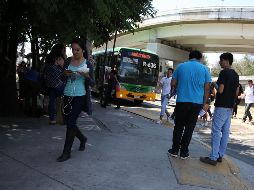 El chofer de la ruta 636 ocasionó daños a varios autos estacionados al querer escapar del lugar en reversa. EL INFORMADOR/ARCHIVO