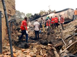 Tras la explosión del camión, sucedieron otras tres más pequeñas de otros vehículos, y el líquido inflamable incendió 25 tiendas pequeñas. AFP/STRINGER