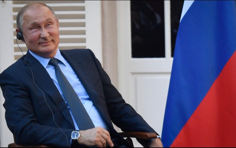 Putin declara que aquellas personas que ayudan a manejar el accidente obtendrán condecoraciones del Estado. EFE/G. Julien