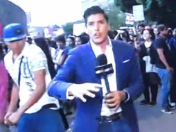 El reportero fue agredido por dos hombres durante la transmisión en vivo que realizaba en la manifestación del pasado 16 de agosto. ESPECIAL