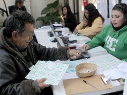 Quienes no acudieron en la fecha indicada todavía podrán recibir sus boletos en cualquiera de los módulos en los que existe una fila exclusiva para tal fin. EL INFORMADOR/Archivo