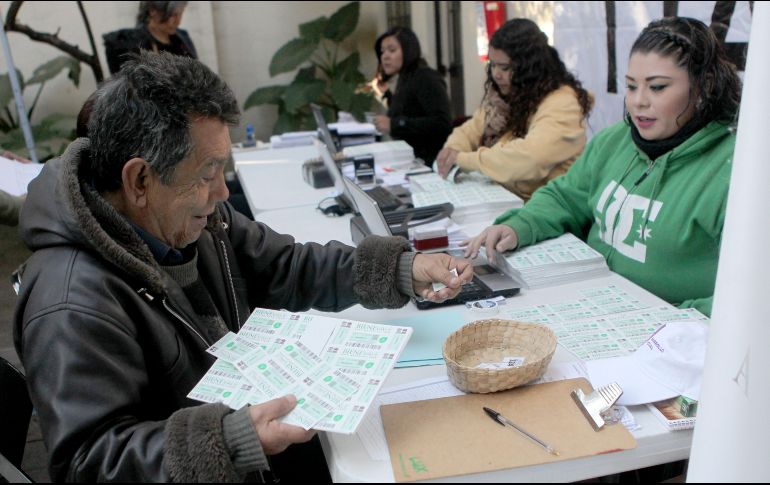 Quienes no acudieron en la fecha indicada todavía podrán recibir sus boletos en cualquiera de los módulos en los que existe una fila exclusiva para tal fin. EL INFORMADOR/Archivo