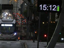 Los meteorólogos dicen que una combinación entre nubes densas y humo proveniente de incendios forestales fue la responsable de que anocheciera antes de tiempo en Sao Paulo. Jorge Araujo/FotosPublicas